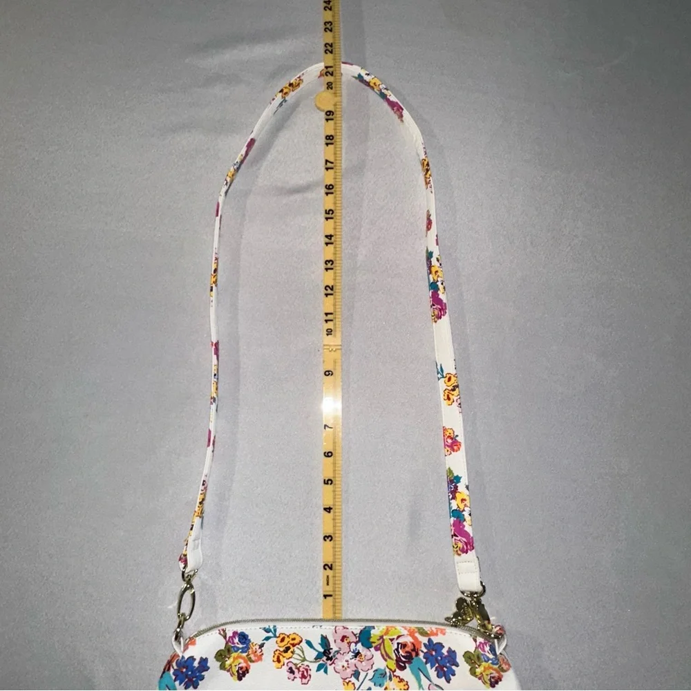 Betsey Johnson • Beautiful White Floral Crossbody Purse Shoulder Purse Heart - Picture 11 of 12